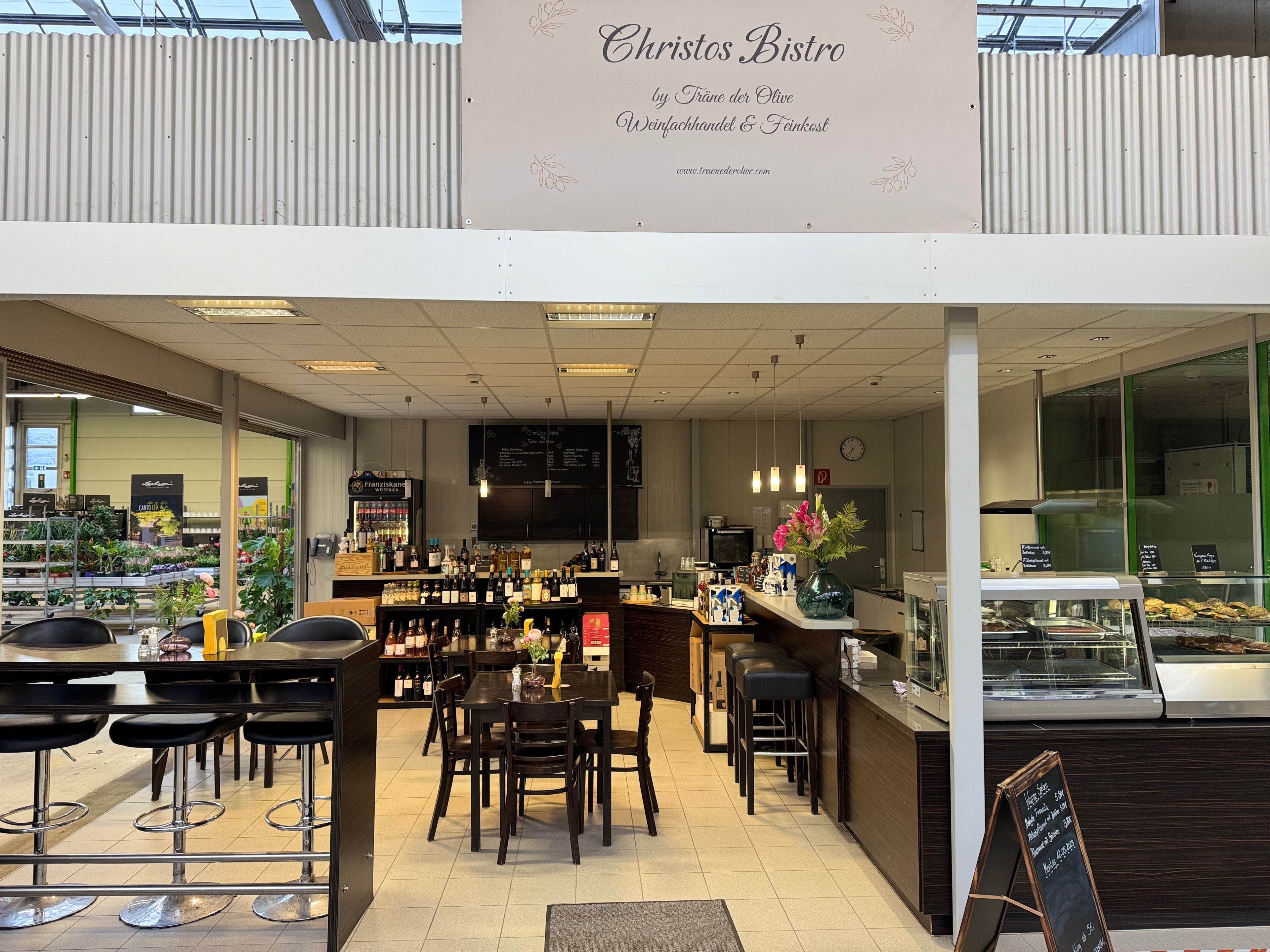 Christos Bistro im Weingeschäft: Moderne Cafébar mit Feinkost & Ambiente im Gartencenter