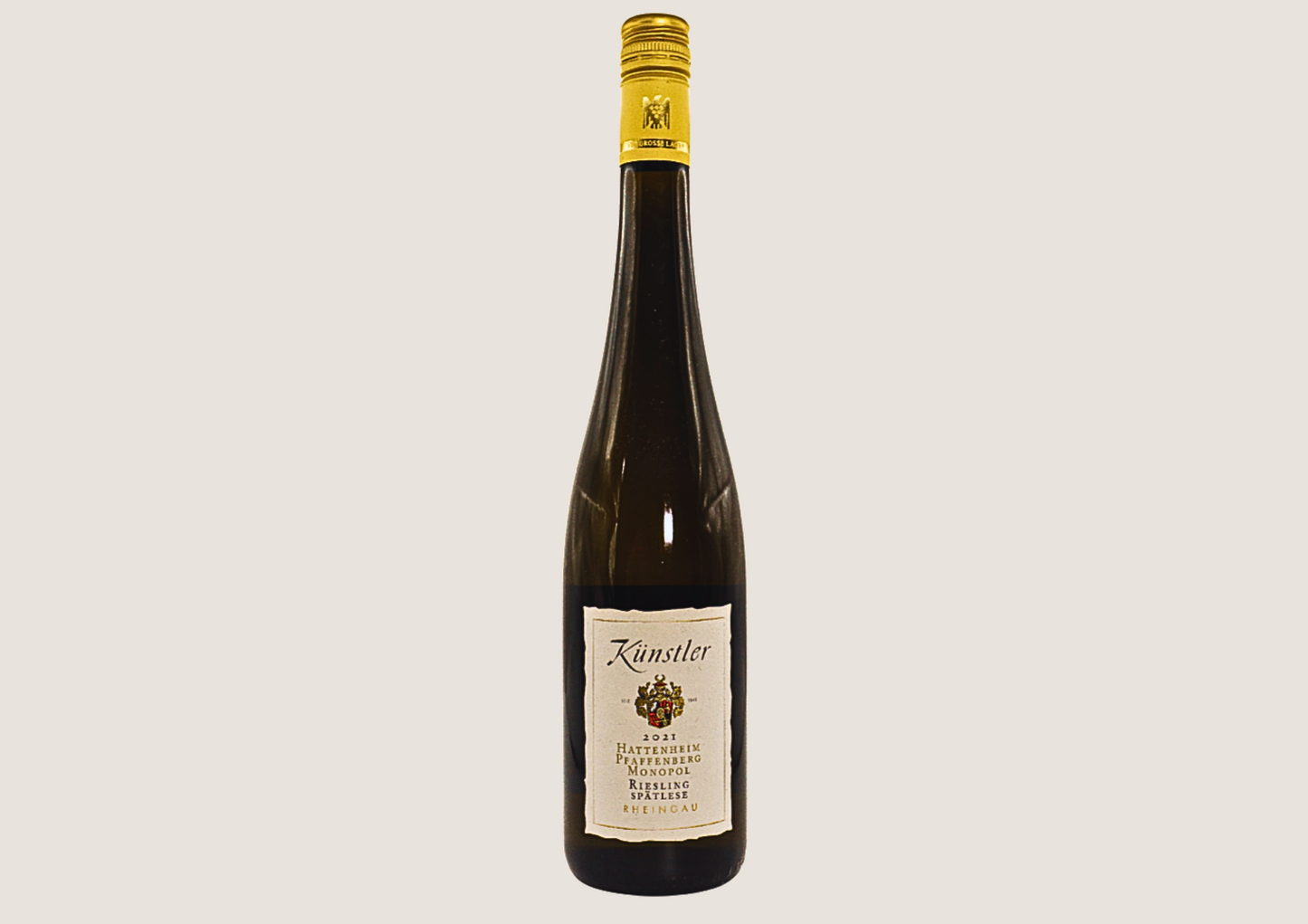 Künstler Riesling Spätlese 2021 in schlanker Flasche mit goldenem Schraubverschluss.
