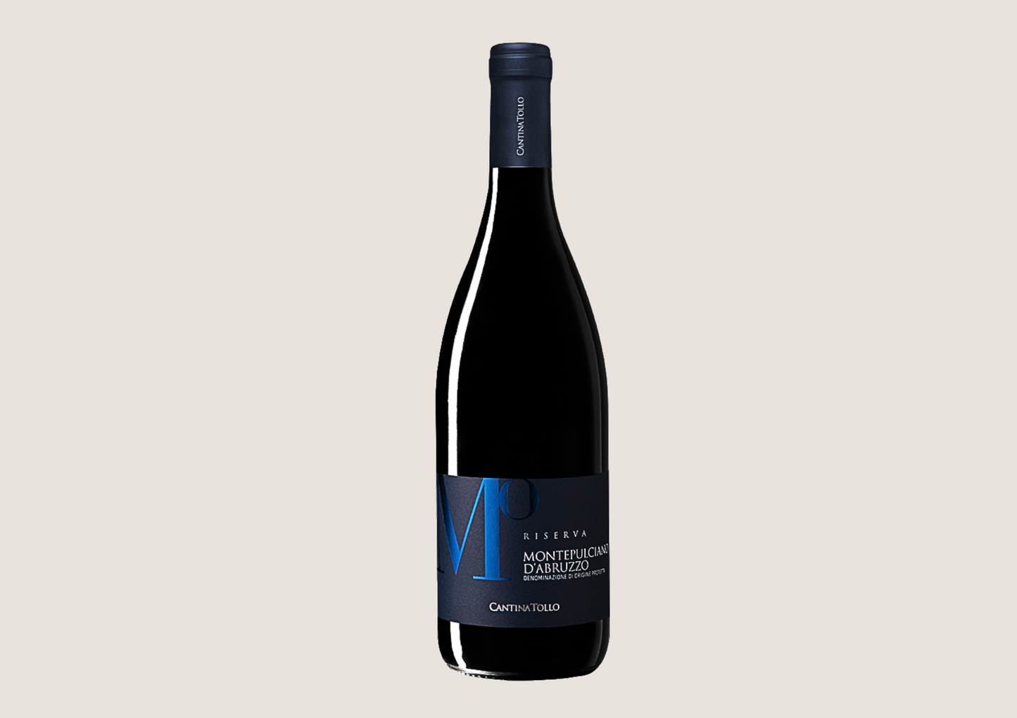 Flasche Rotwein Montepulciano d’Abruzzo Riserva von Cantina Tollo vor hellem Hintergrund.