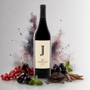 „Château Julia Merlot 2023 von Domaine Costa Lazaridi mit Kirschen, roten Johannisbeeren, dunklen Beeren und Schokolade.“