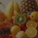 „Exotische Früchte mit Kiwi, Zitrusfrüchten, Ananas und Papaya in Nahaufnahme“