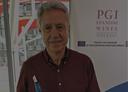 „Porträt eines Mannes vor einem Aufsteller mit der Aufschrift PGI Epanomi Wines“
