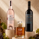 „Grand Finale Box mit Gerovassiliou Xinomavro Rosé, Katsaros Aged Tsipouro und Skouras Grande Cuvée Nemea.“