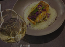 „Glas Weißwein zu gebratenem Fischfilet mit Kräutern und heller Sauce“