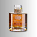 Kompakte Glasflasche mit gereiftem Tsipouro, bernsteinfarbener Farbe und dekorativem Kristallring.