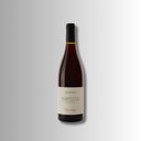„Flasche Kir-Yianni Naoussa Xinomavro Cuvée Villages vor hellem Hintergrund“