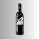 „Flasche Alpha Estate AXIA Syrah Xinomavro vor hellem Hintergrund“