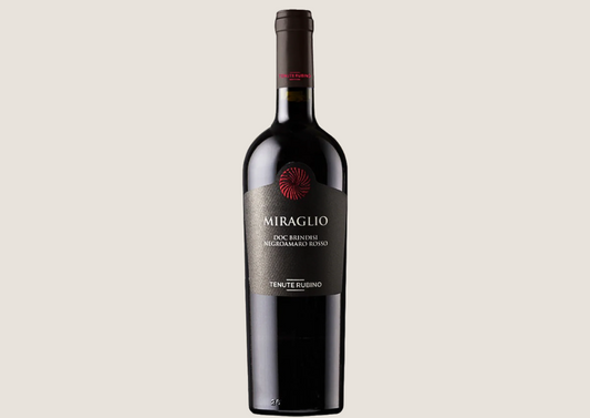 Rotweinflasche „Miraglio Negroamaro Rosso“ von Tenute Rubino vor hellem Hintergrund.