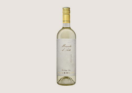 Massolino Moscato d’Asti  – elegante Weißweinflasche mit goldener Kapsel vor hellem Hintergrund.