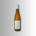 Rheingau Riesling halbtrocken von Robert Weil mit hellblauem Etikett und klassischer schlanker Flasche.