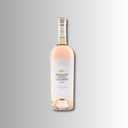 Zart roséfarbener Wein in eleganter Flasche mit hellem Etikett und feiner, klarer Linienführung.