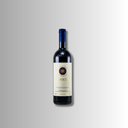 Flasche Sassicaia aus Bolgheri mit klassischem Etikett, dunkelglasig, elegant vor hellem Hintergrund inszeniert.