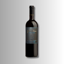 „Flasche Skouras Grande Cuvée Nemea vor hellem Hintergrund“