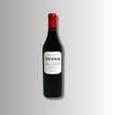 „Flasche Skouras Titanas süßer Rotwein vor hellem Hintergrund“
