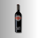 Schlanke Lucente-Rotweinflasche mit markantem Sonnenmotiv und rotem Etikett vor neutralem Hintergrund.