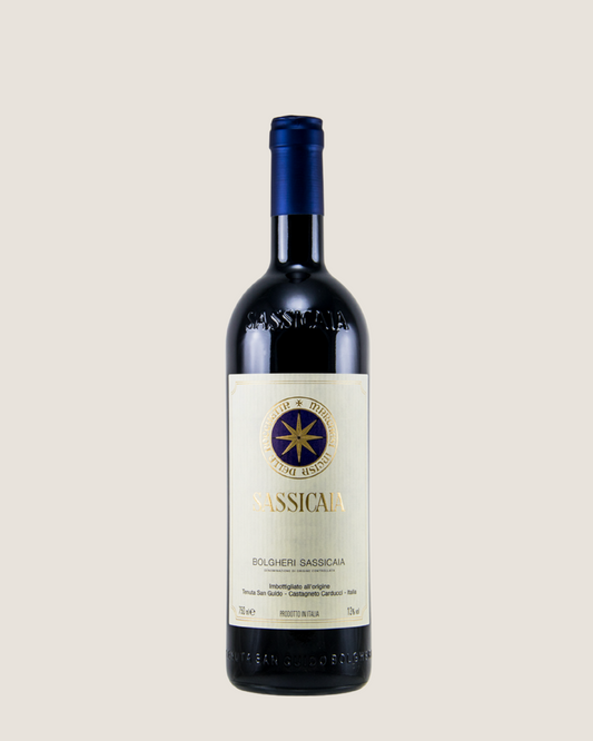Flasche Sassicaia Rotwein mit blauem Etikett auf hellem Hintergrund, frontal fotografiert.