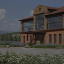 „Gebäude des Weinguts Alpha Estate mit Weinbergen im Hintergrund“