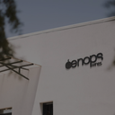 „Fassade des Weinguts Oenops Wines mit Logo am modernen Gebäude“