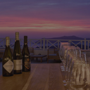 „Santorini-Assyrtiko von Santo Wines mit Weingläsern vor der Caldera bei Sonnenuntergang“