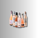 Auswahl roséfarbener Weinflaschen in unterschiedlichen Formen und Etiketten, locker gruppiert vor hellem Hintergrund.