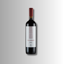 Rotwein Zacharias Nemea mit schlanker Flasche, roter Kapsel und minimalistischem Etikett vor hellem Hintergrund.